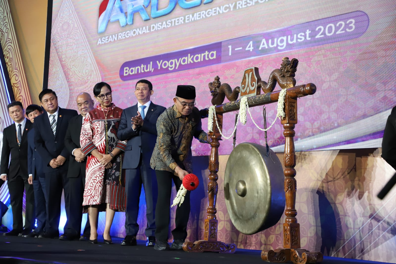 Menteri Koordinator Bidang Pembangunan Manusia dan Kemanusiaan (Menko PMK) Muhadjir Effendi secara simbolis membuka kegiatan Asean Regional Disaster Emergency Response Simulation Exercise (ARDEX-2023) yang dihelat di Daerah Istimewa Yogyarta pada Selasa (1/8).